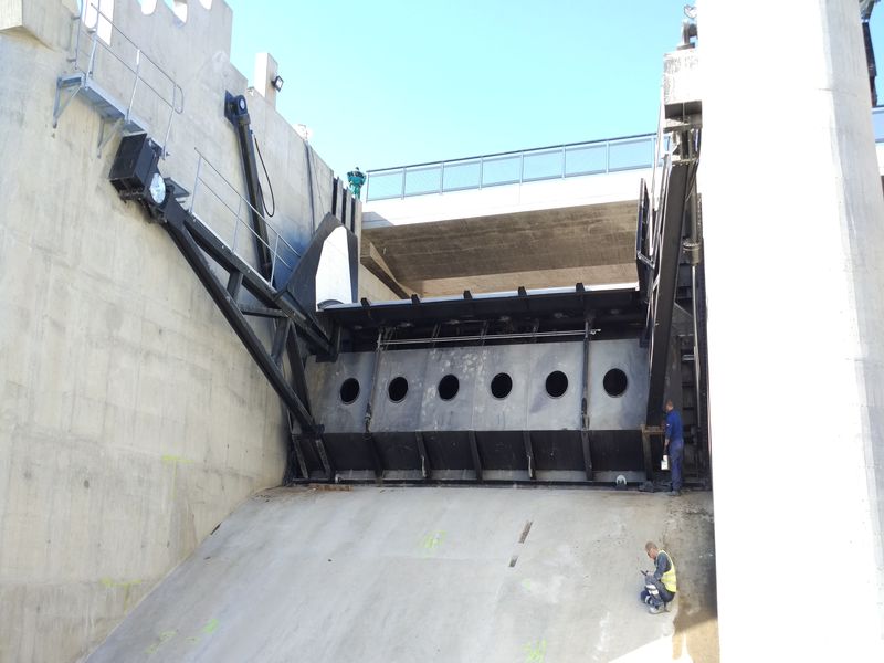 Radial gate