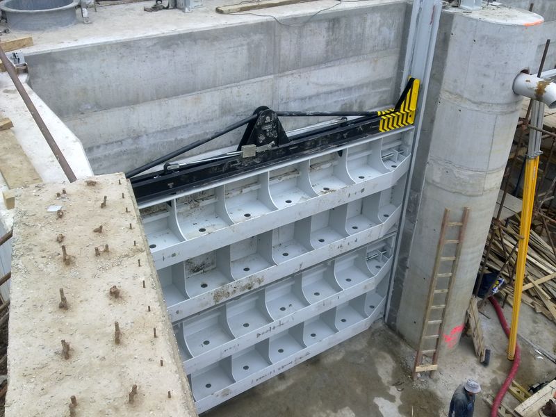 Lock gate